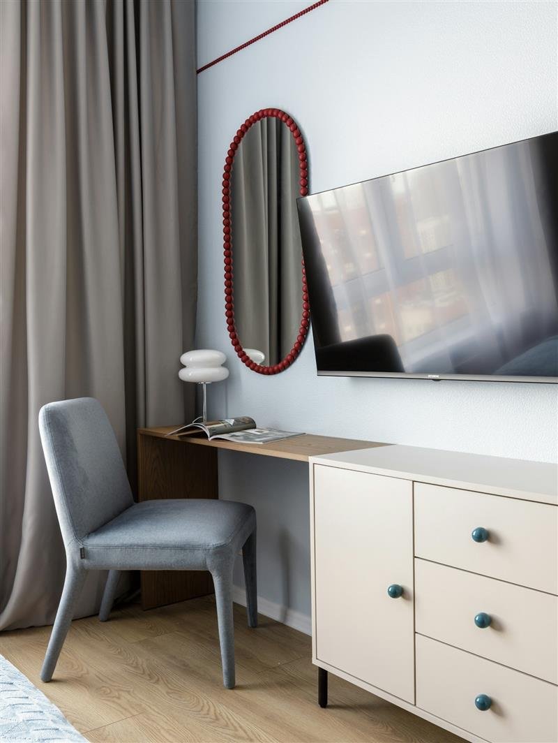 Quarto compacto que acumula funções, com escrivaninha, espelho e cômoda