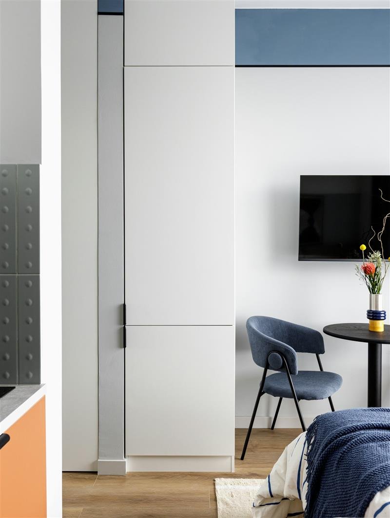 Studio compacto e moderno com poucos móveis bem posicionados