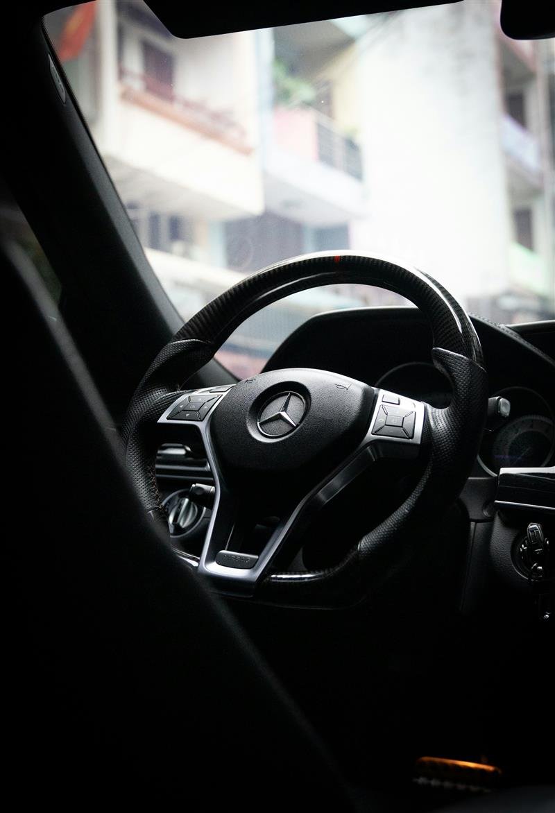 Volante e painel de um carro visto de dentro