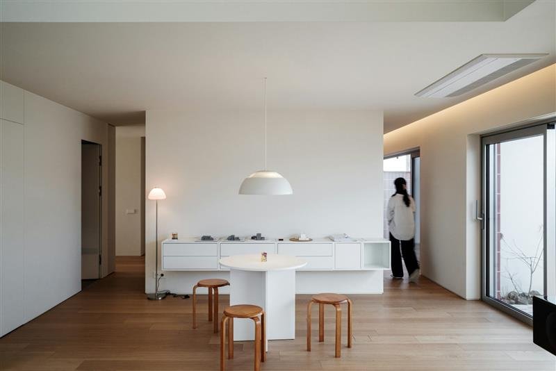 Casa organizada e arrumada, com espaços limpos e funcionais