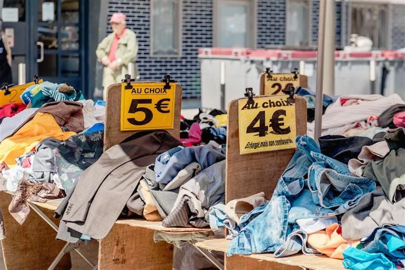 Araras de roupas expostas em um bazar