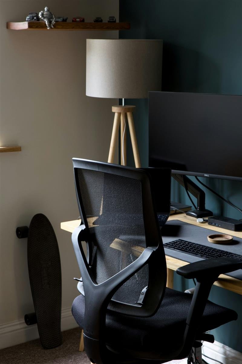 Espaço de trabalho moderno com monitores e cadeira ergonômica