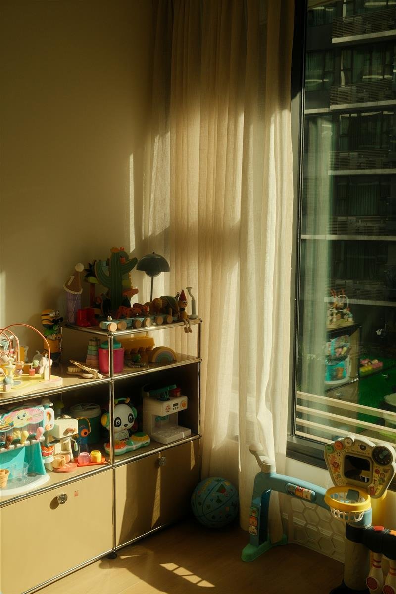 Quarto infantil iluminado com prateleiras de brinquedos organizadas