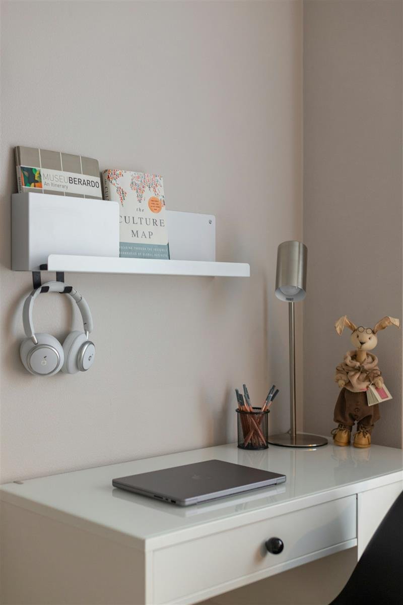 Mesa de estudos aconchegante com luminária, fones e caderno