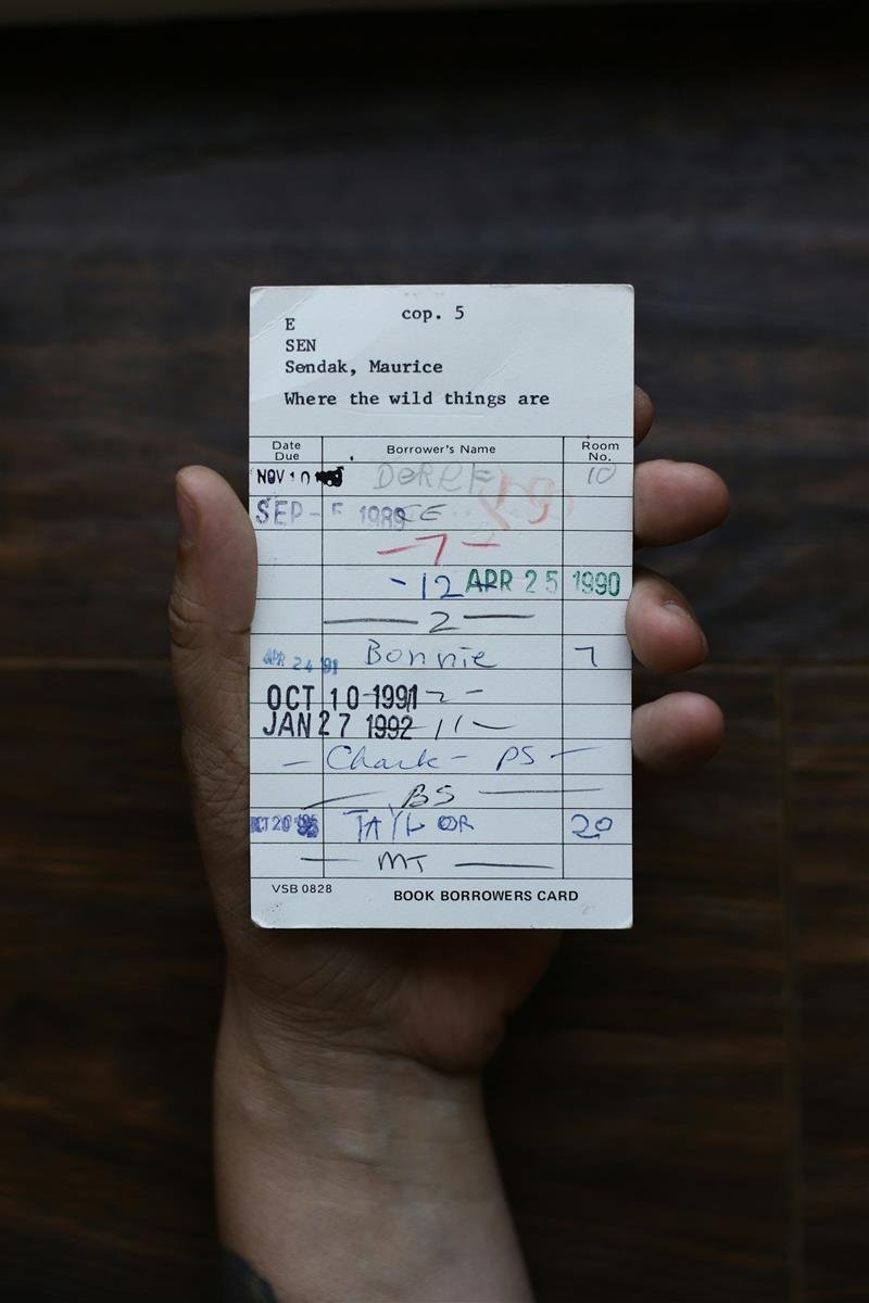 Pessoa segurando um documento em papel branco