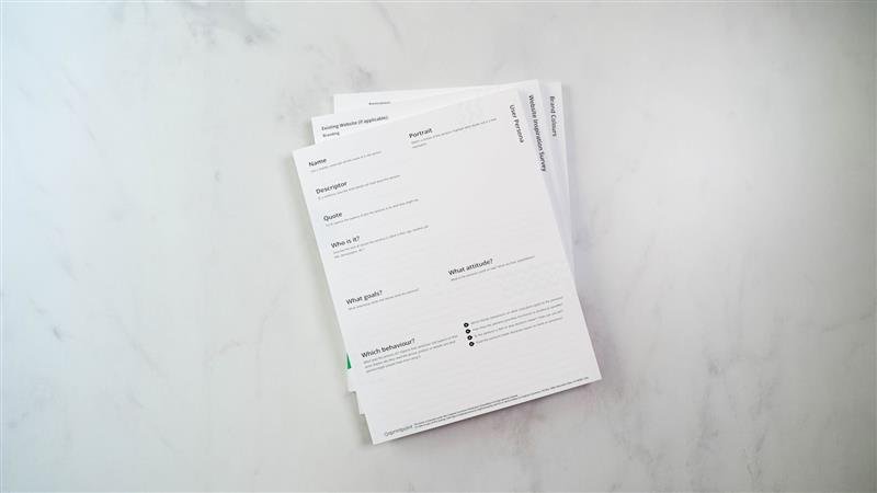 Pilha de papéis sobre um balcão branco