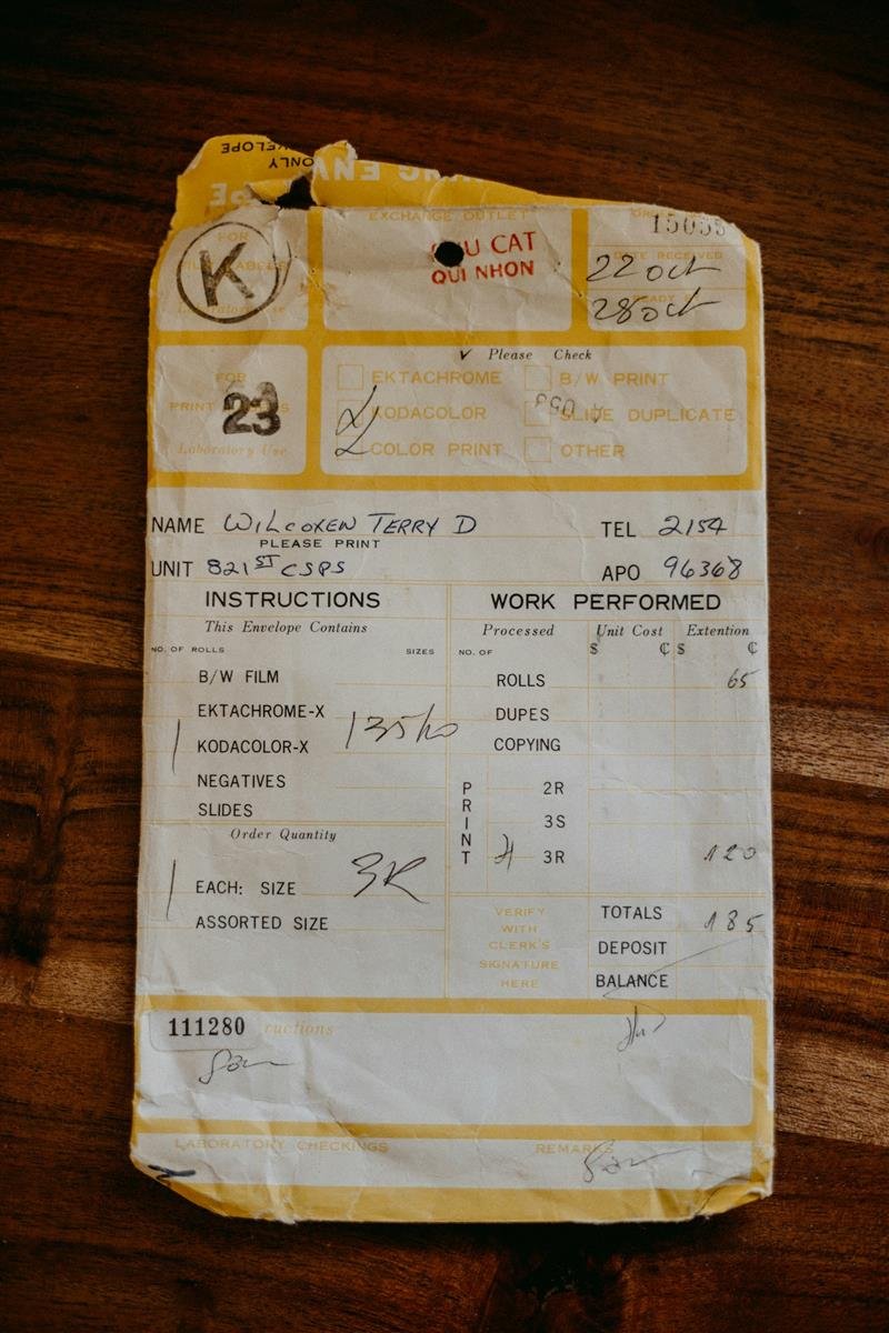 Recibo de compra sobre uma mesa de madeira