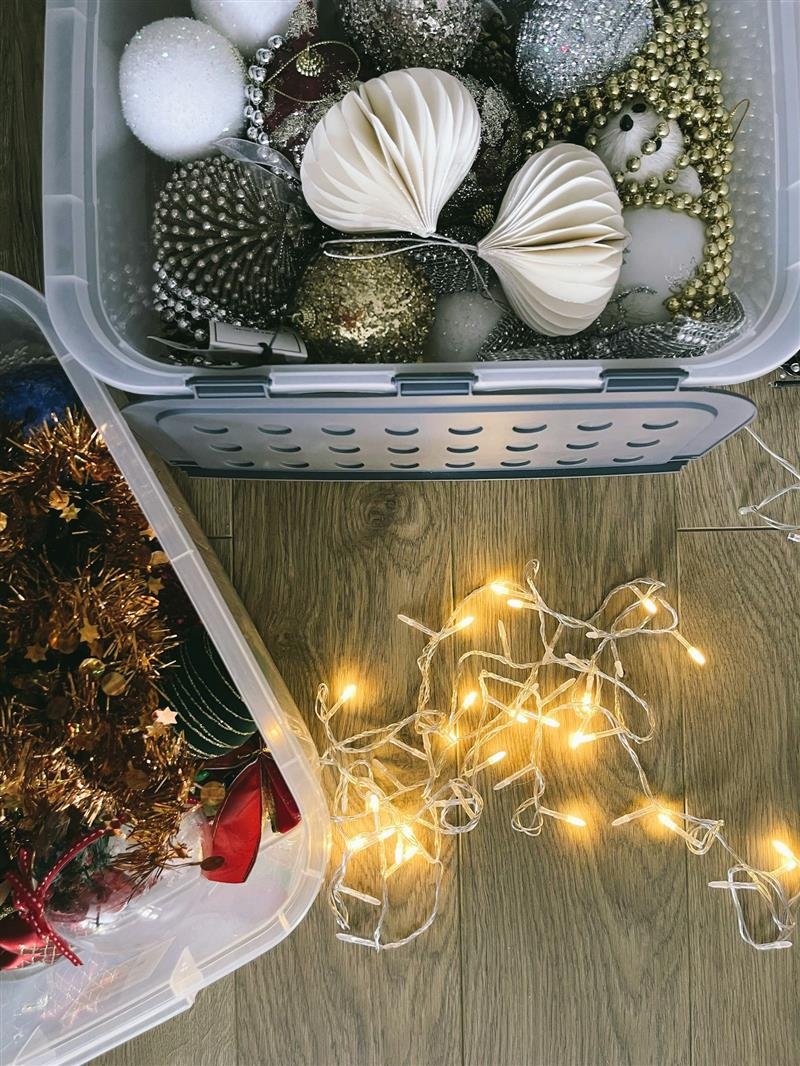 Caixa organizada com enfeites de Natal