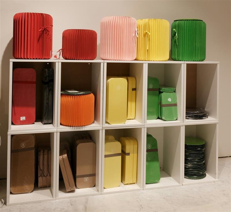 Prateleiras coloridas com brinquedos organizados por categoria