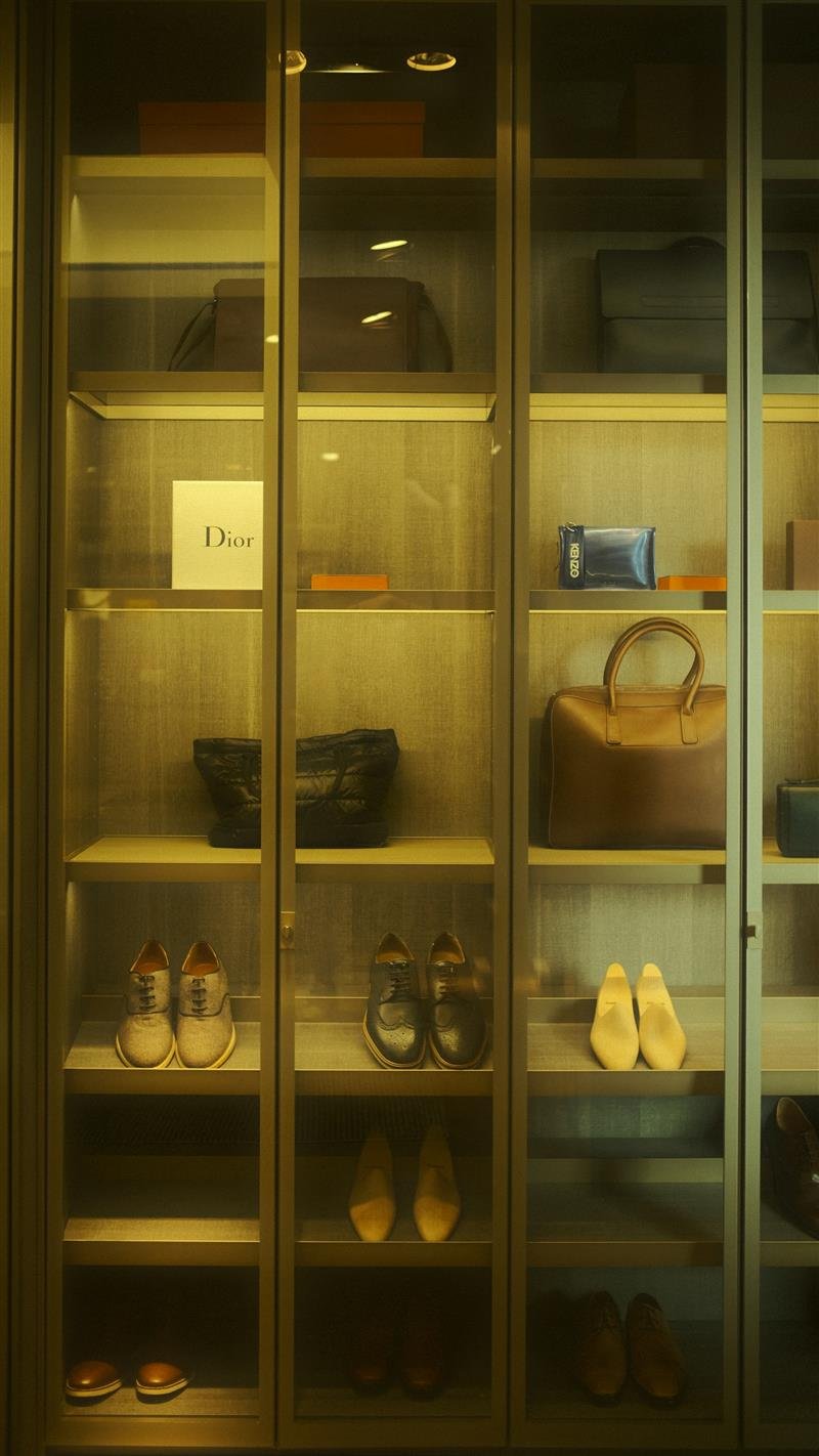 Guarda-roupa organizado com roupas dobradas e penduradas