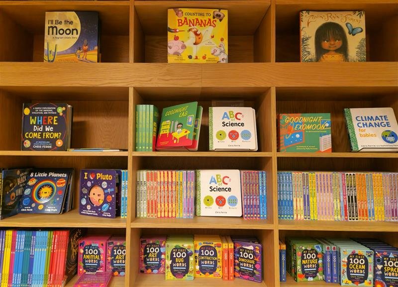 Estante colorida cheia de livros infantis