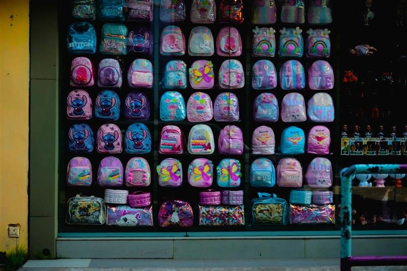 Mochilas escolares coloridas organizadas lado a lado
