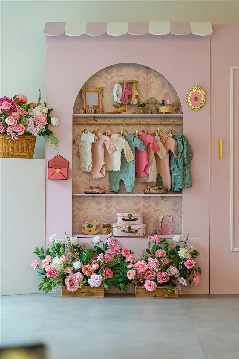 Closet infantil organizado com roupas de bebê