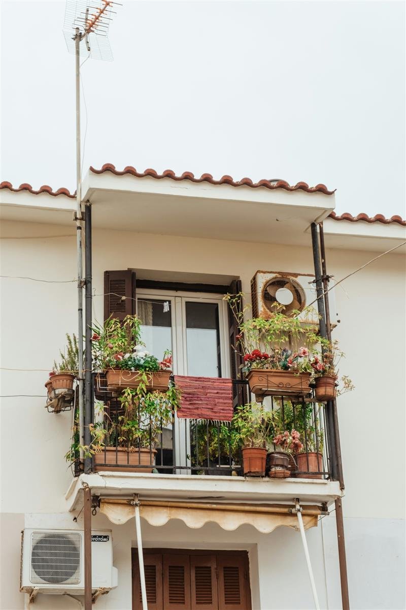 Varanda pequena organizada com plantas