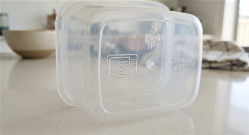 Fundo de pote de plástico mostrando o símbolo de seguro para micro-ondas e o código de reciclagem PP 5