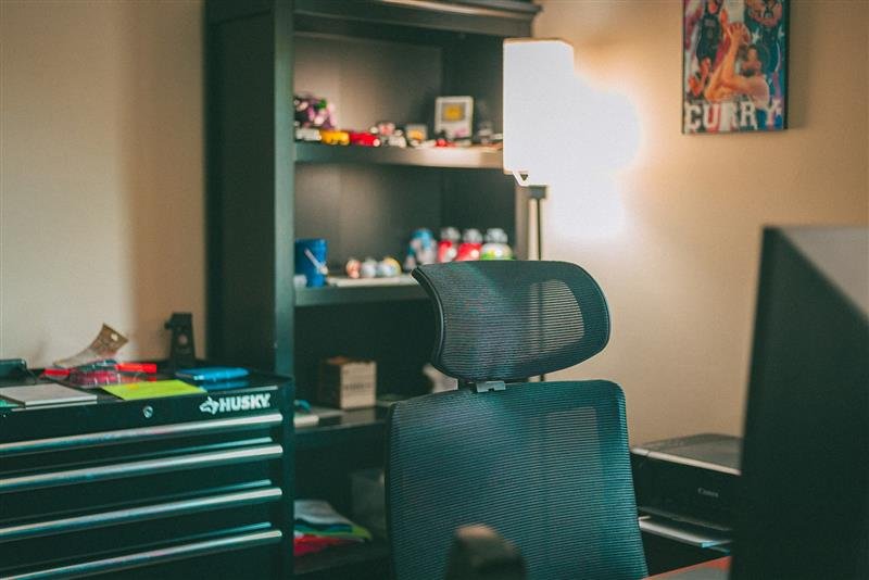 Escritório em casa organizado com boa iluminação e armários