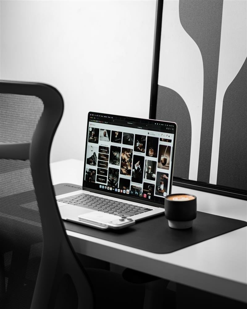 Mesa de trabalho minimalista com notebook e xícara de café