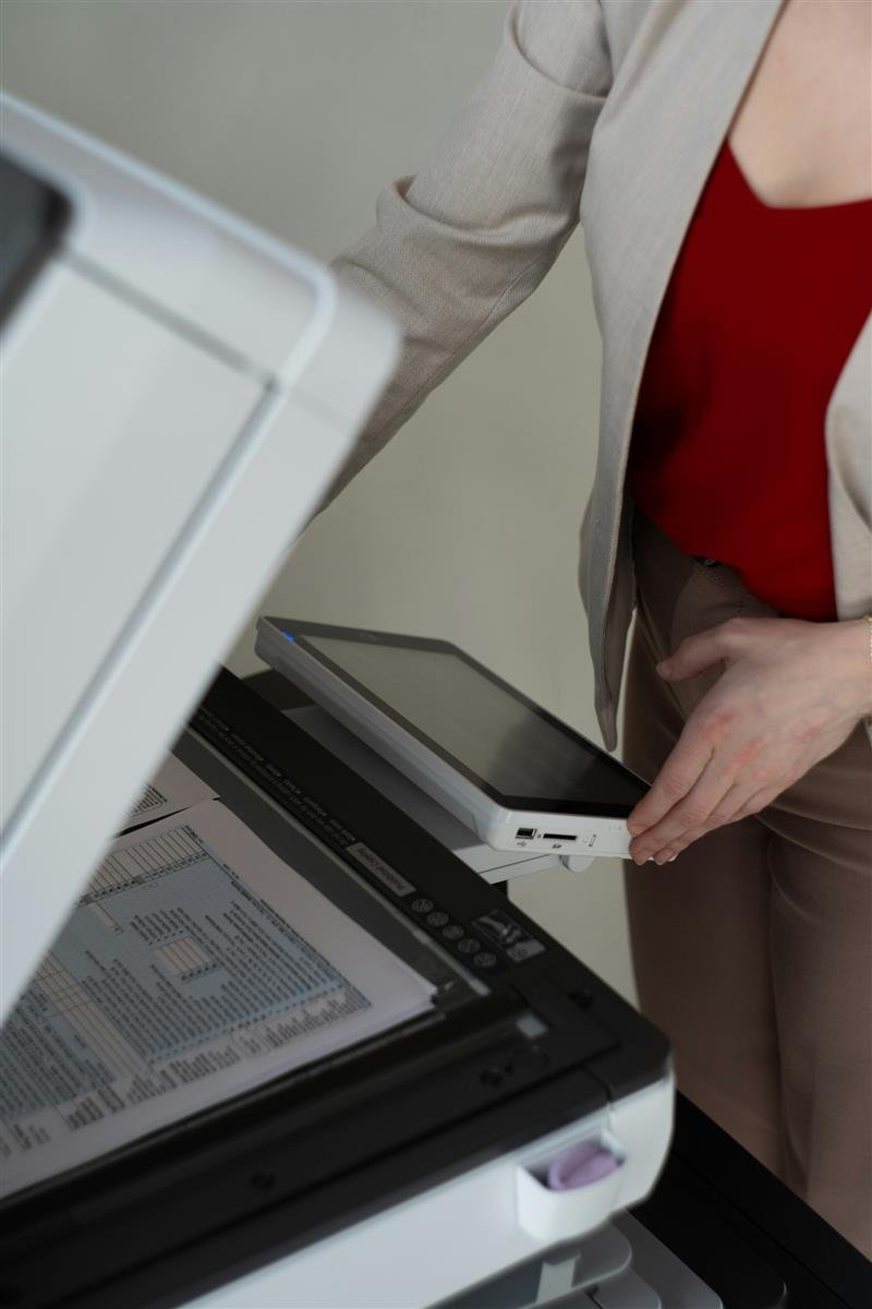 Mulher colocando um documento no alimentador de um scanner